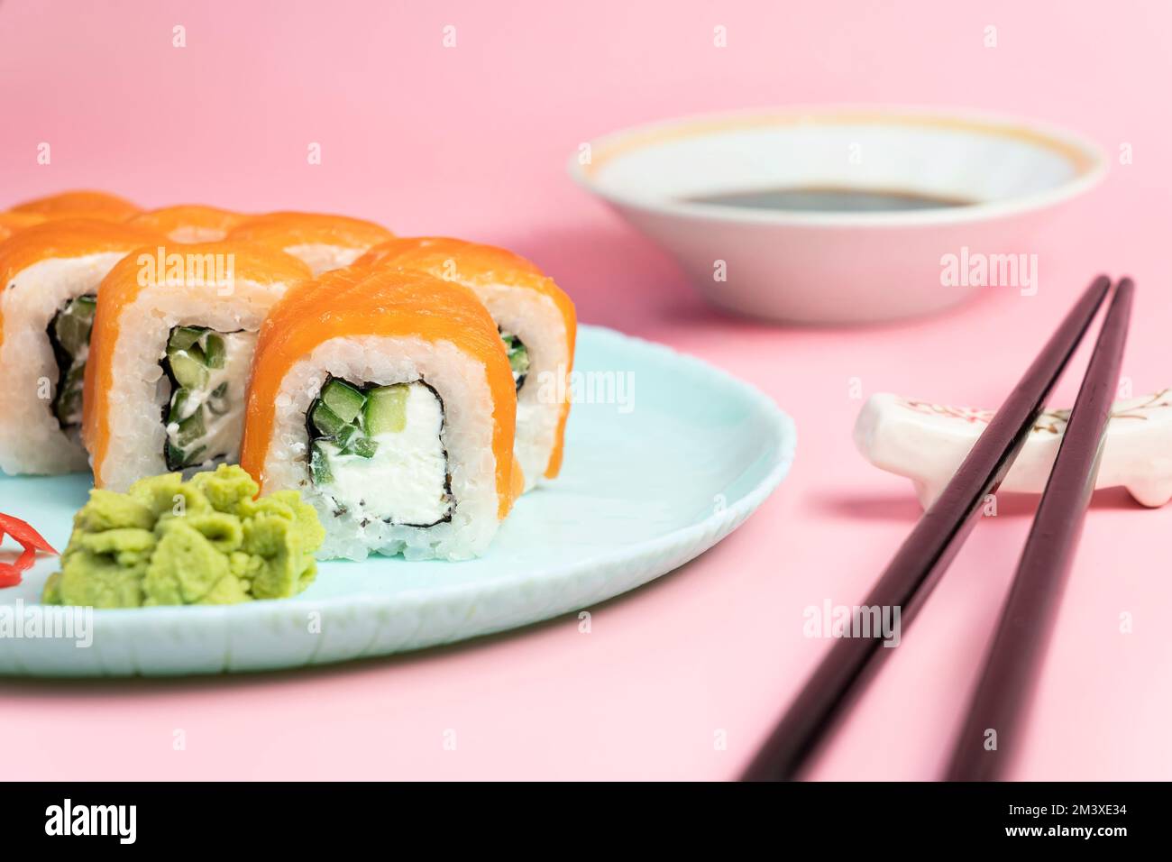 Sushi con salmone e caviale, zenzero rosa su piatto. Mensole e