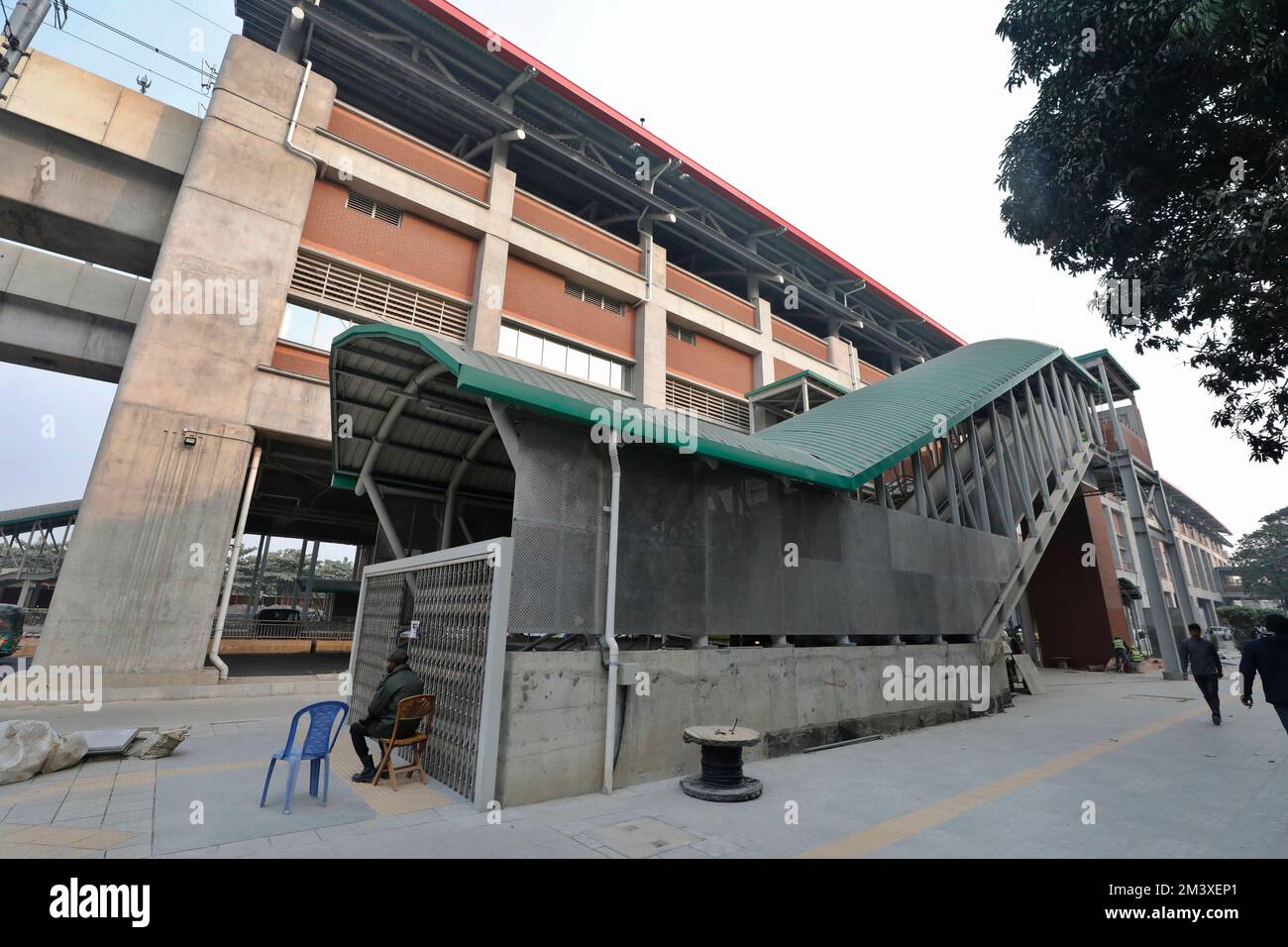 Dhaka, Bangladesh - 15 dicembre 2022: Il primo progetto di linea metropolitana del Bangladesh nella capitale Dhaka, Bangladesh. Foto Stock