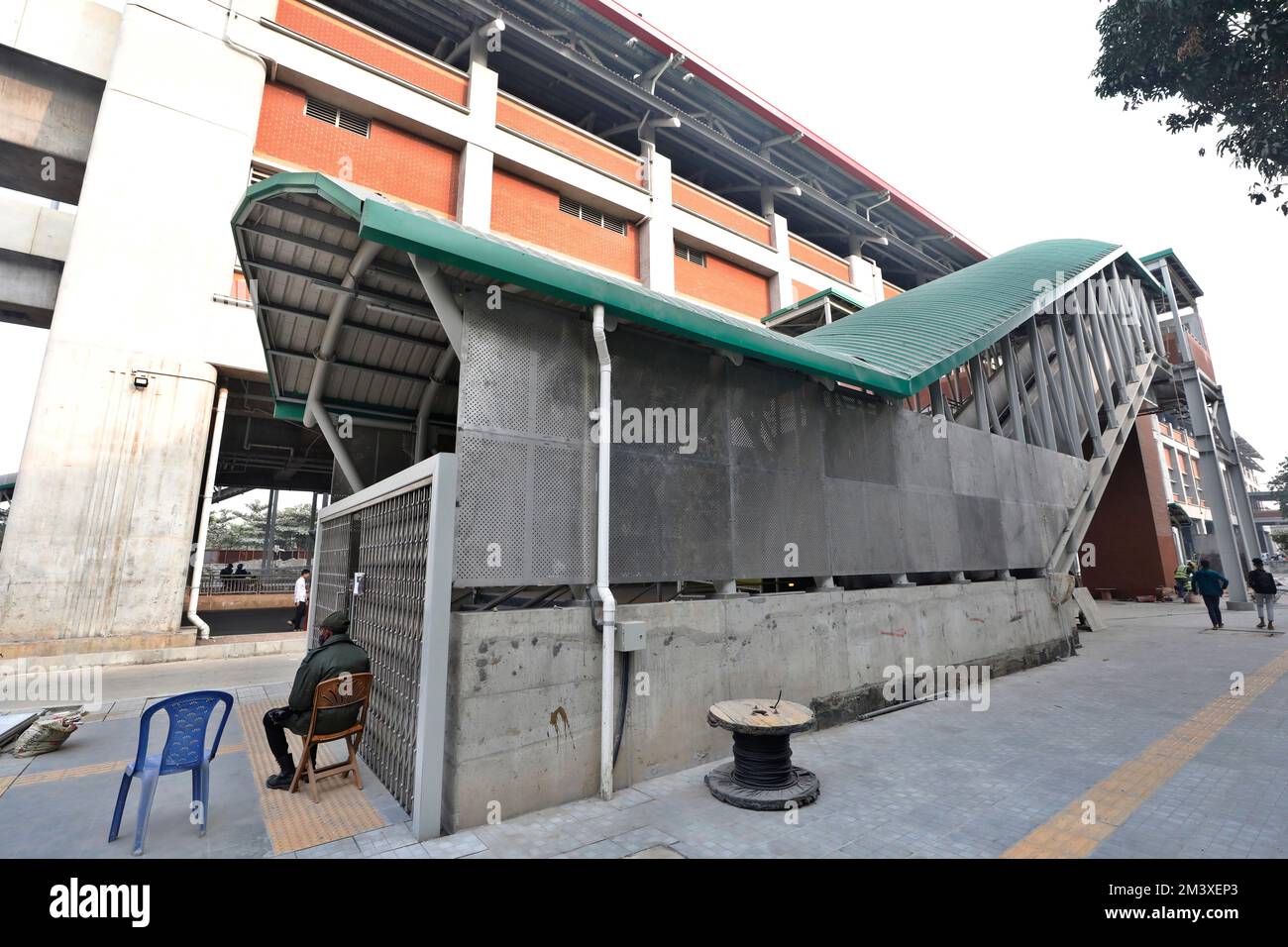 Dhaka, Bangladesh - 15 dicembre 2022: Il primo progetto di linea metropolitana del Bangladesh nella capitale Dhaka, Bangladesh. Foto Stock