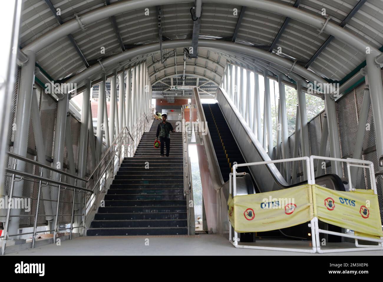 Dhaka, Bangladesh - 15 dicembre 2022: Il primo progetto di linea metropolitana del Bangladesh nella capitale Dhaka, Bangladesh. Foto Stock