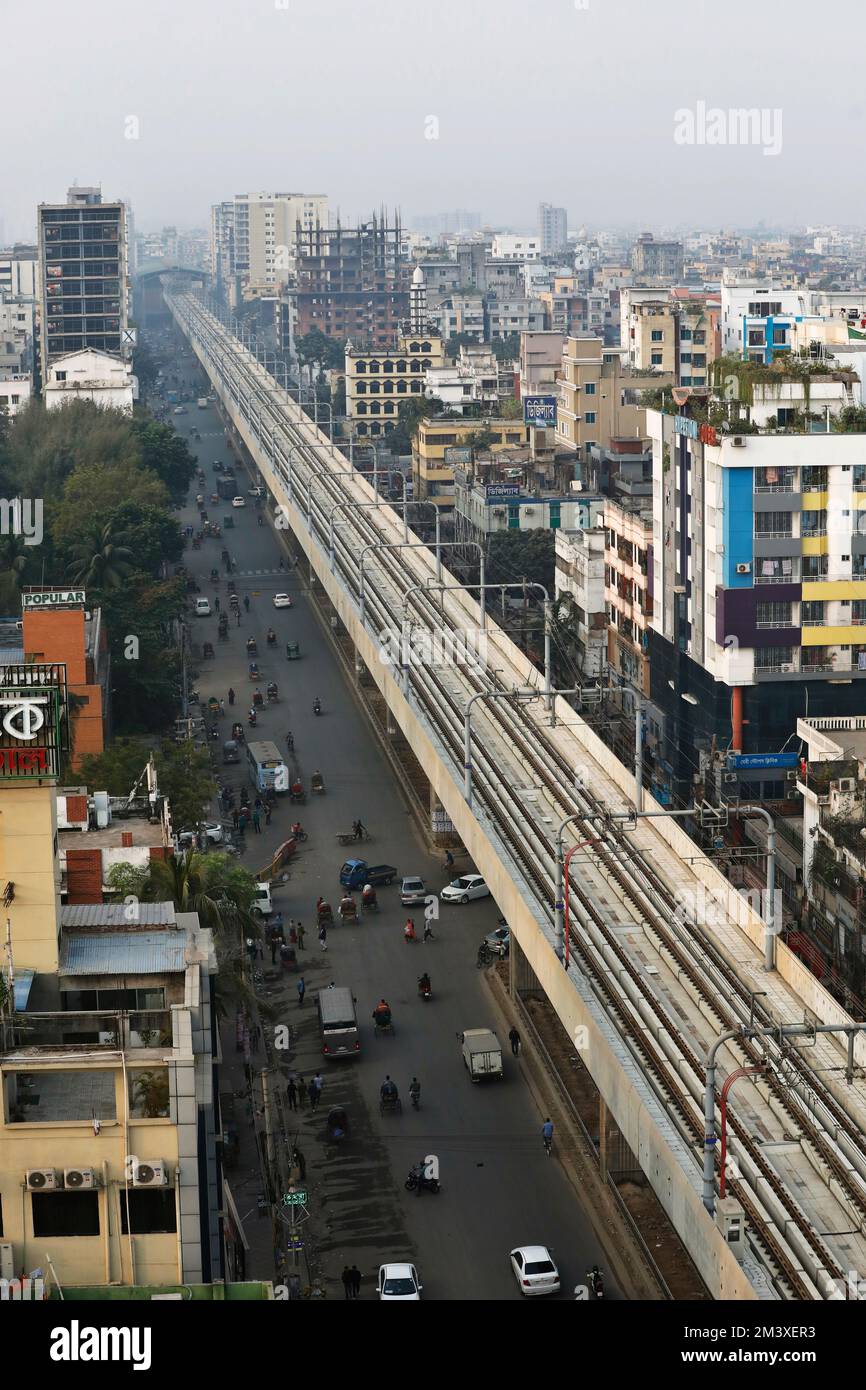 Dhaka, Bangladesh - 15 dicembre 2022: Il primo progetto di linea metropolitana del Bangladesh nella capitale Dhaka, Bangladesh. Foto Stock