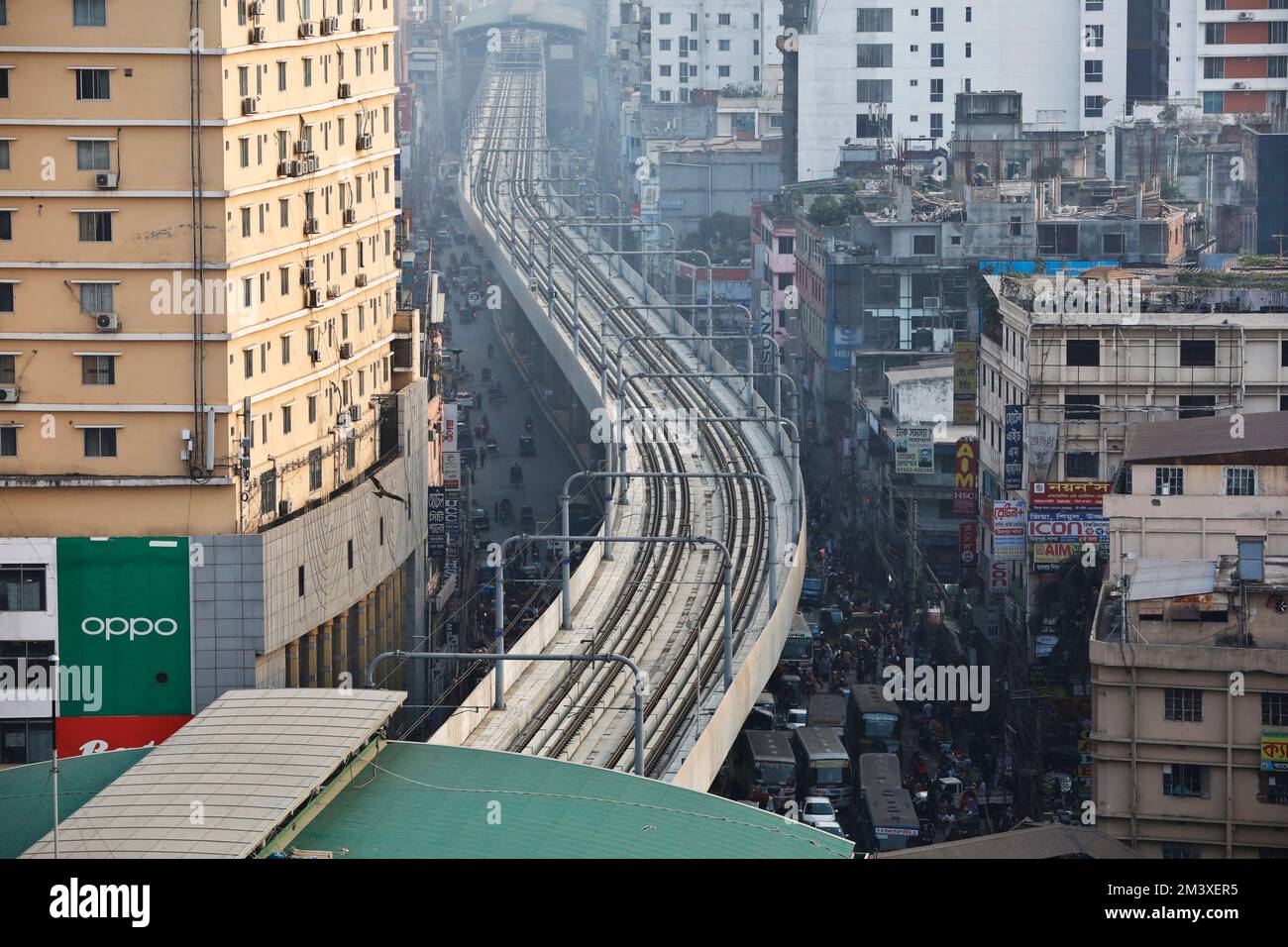 Dhaka, Bangladesh - 15 dicembre 2022: Il primo progetto di linea metropolitana del Bangladesh nella capitale Dhaka, Bangladesh. Foto Stock