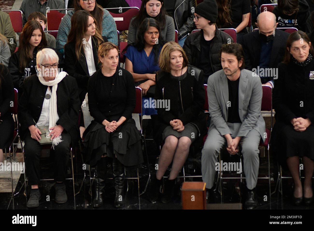 Città del Messico, Messico. 16th Dec, 2022. 16 dicembre 2022, Città del Messico, Messico: Diego Luna Fiona Luna, Jeronimo Luna, Maria Luna, Marina de Tavira, Camila Sodi durante il tributo postumo delle ceneri presenti del padre di Diego Luna, Alejandro Luna, Premio Nazionale in Scienze e Arti, morto all'età di 83 anni, al Palacio de Bellas Artes. Il 16 dicembre 2022 a Città del Messico. (Foto di Jaime Nogales/ Eyepix Group) (Foto di Eyepix/Sipa USA) Credit: Sipa USA/Alamy Live News Foto Stock