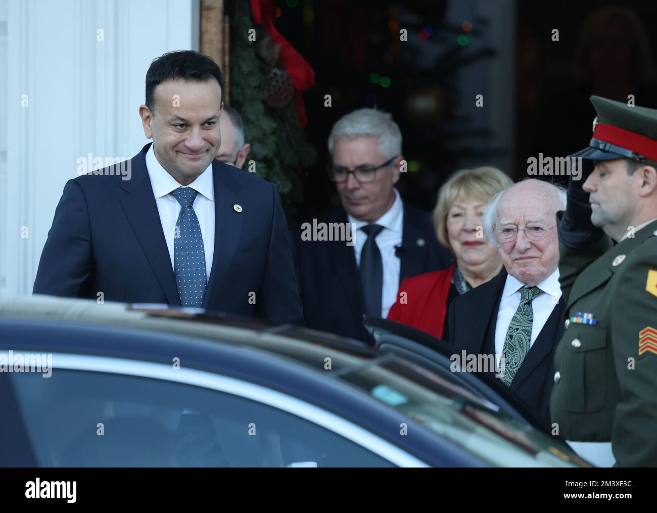 Il neo eletto Taoiseach Leo Varadkar (a sinistra) parte dopo aver ricevuto il suo sigillo di carica dal presidente Michael D. Higgins ad Aras An Uachtarain a Dublino. Leo Varadkar assume il ruolo di taoiseach ai sensi di un accordo di coalizione siglato nel 2020. Data immagine: Sabato 17 dicembre 2022. Foto Stock