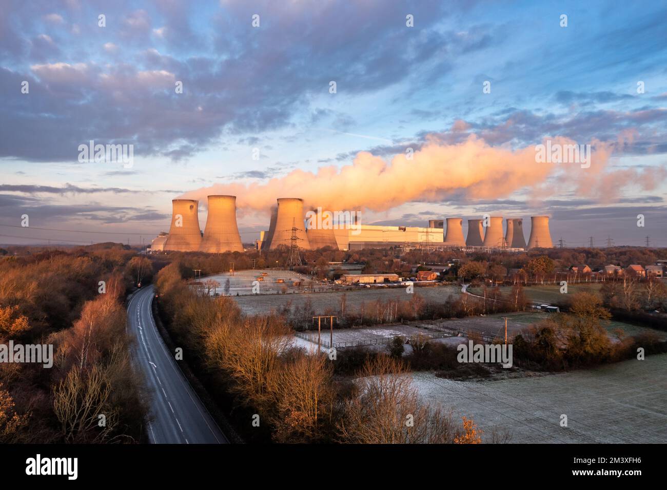 CENTRALE ELETTRICA DRAX, REGNO UNITO - 17 DICEMBRE 2022. Vista aerea del paesaggio della centrale elettrica Drax nel North Yorkshire con camini fumatori e torri di raffreddamento pu Foto Stock