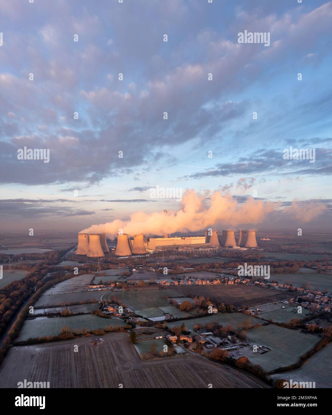 CENTRALE ELETTRICA DRAX, REGNO UNITO - 17 DICEMBRE 2022. Vista aerea del paesaggio della centrale elettrica Drax nel North Yorkshire con camini fumatori e torri di raffreddamento pu Foto Stock