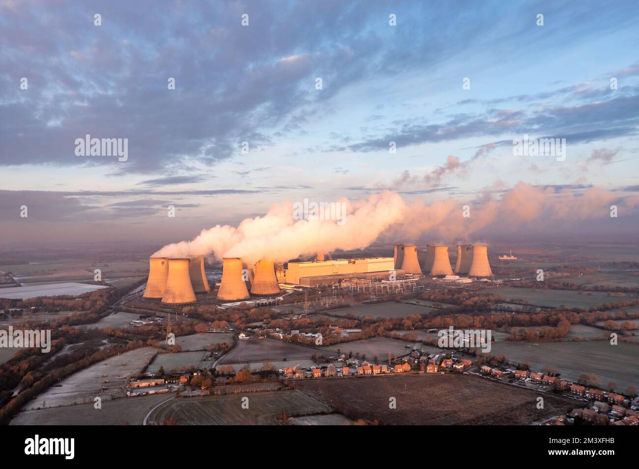 CENTRALE ELETTRICA DRAX, REGNO UNITO - 17 DICEMBRE 2022. Vista aerea del paesaggio della centrale elettrica Drax nel North Yorkshire con camini fumatori e torri di raffreddamento pu Foto Stock