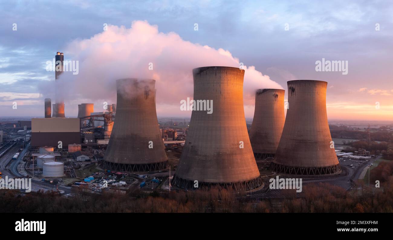 Vista aerea del paesaggio della centrale a carbone Drax nel North Yorkshire con camini fumanti e torri di raffreddamento con emissioni inquinanti al tramonto Foto Stock