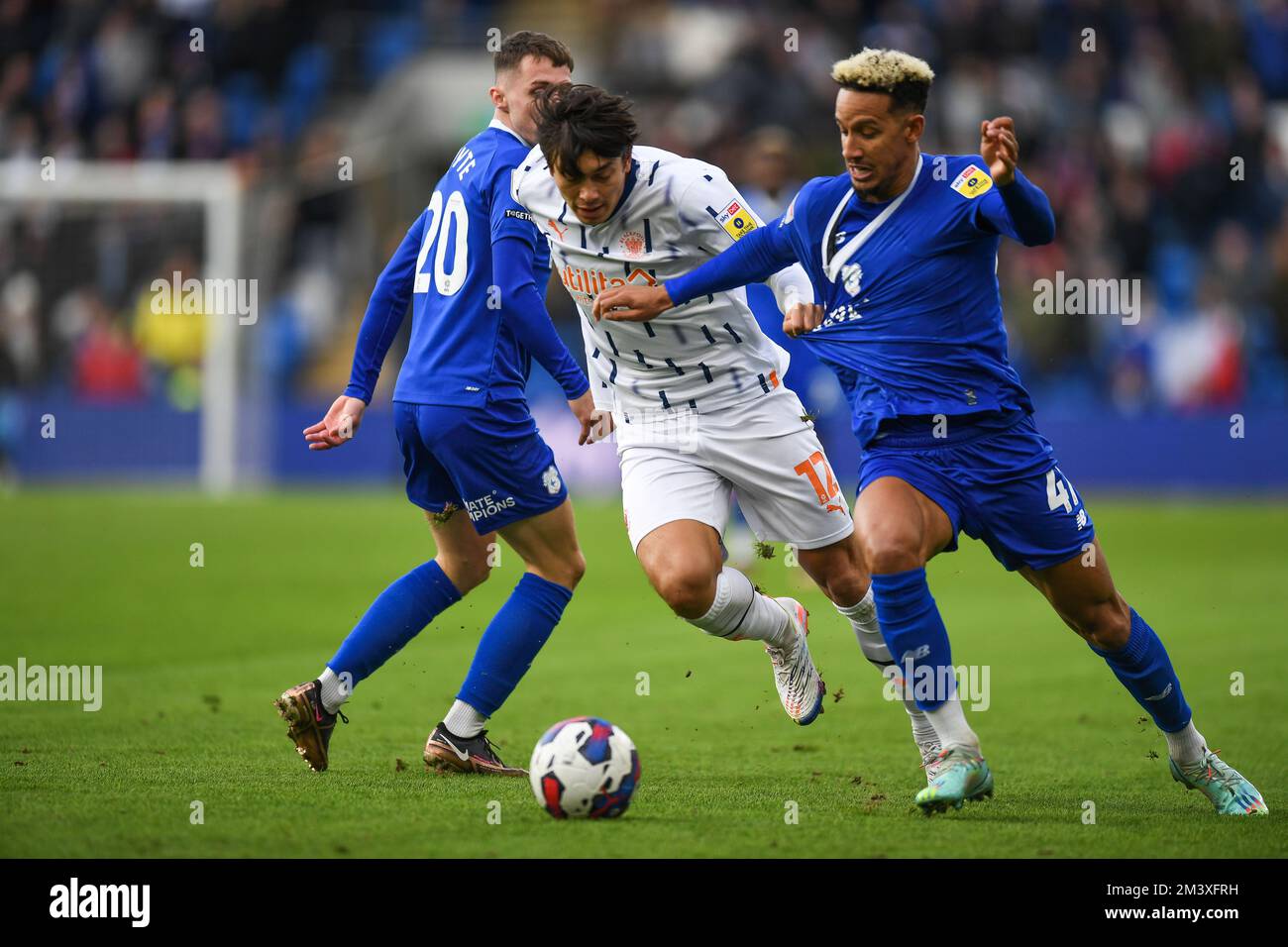 Kenny Dougall #12 di Blackpool sotto la pressione di Gavin Whyte #20 di Cardiff City e Callum Robinson #47 di Cardiff City durante la partita del campionato Sky Bet Cardiff City vs Blackpool al Cardiff City Stadium, Cardiff, Regno Unito, 17th dicembre 2022 (Foto di Mike Jones/News Images) Foto Stock