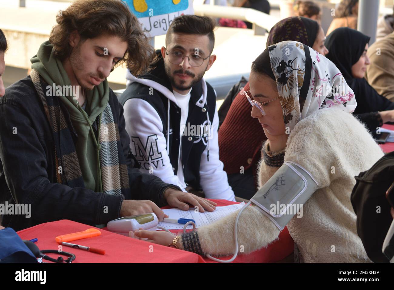 Cairo, Egitto, dicembre 15 2022: Stazione di controllo della pressione arteriosa per un donatore di sangue prima della donazione durante una campagna di donazione di sangue per il bambino Foto Stock