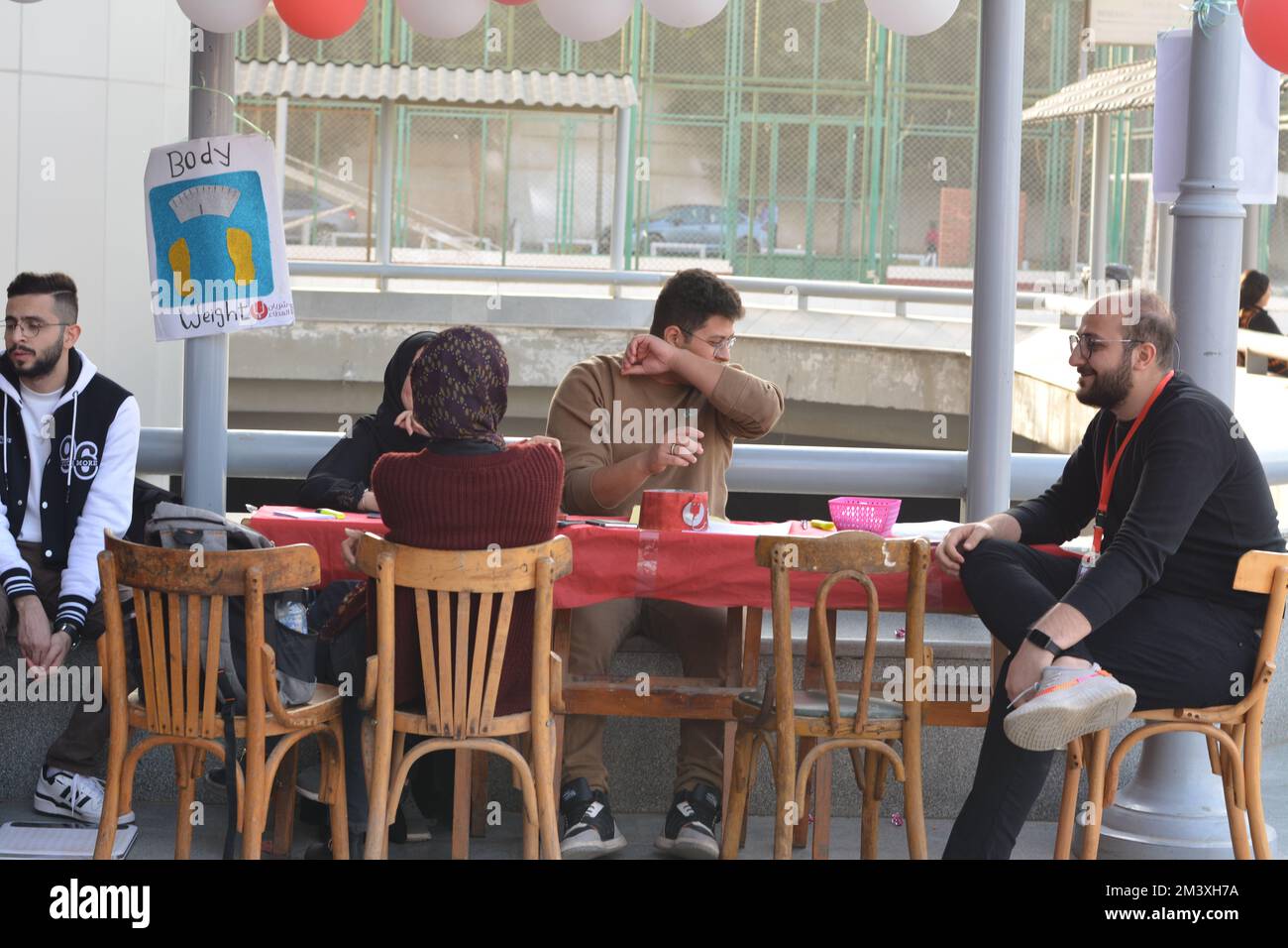 Cairo, Egitto, dicembre 15 2022: Una campagna di donazione di sangue per bambini con talassemia, con stazioni di registrazione, il controllo della pressione sanguigna del donatore Foto Stock