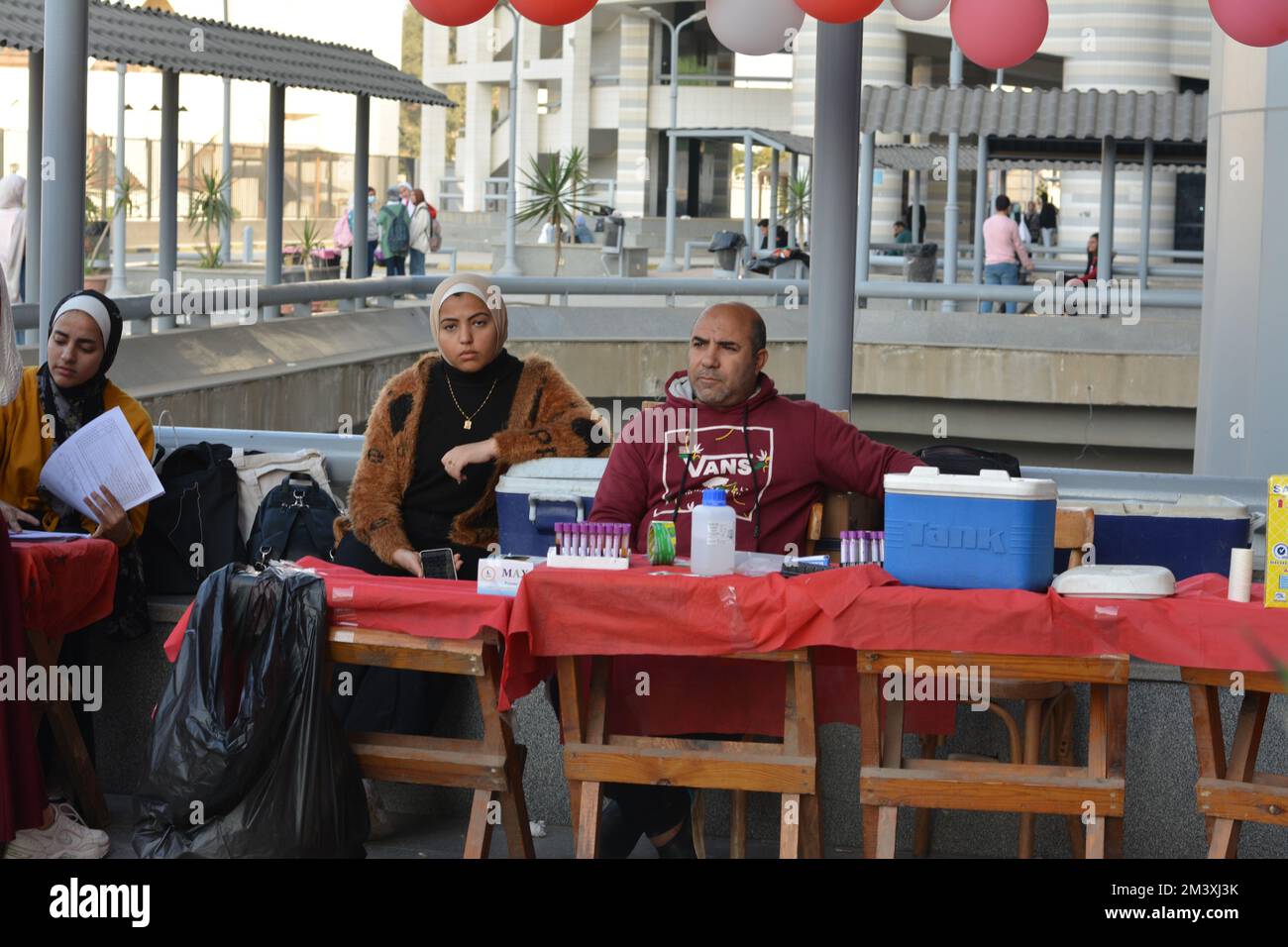 Cairo, Egitto, dicembre 15 2022: Una campagna di donazione di sangue per bambini con talassemia, con stazioni di registrazione, il controllo della pressione sanguigna del donatore Foto Stock