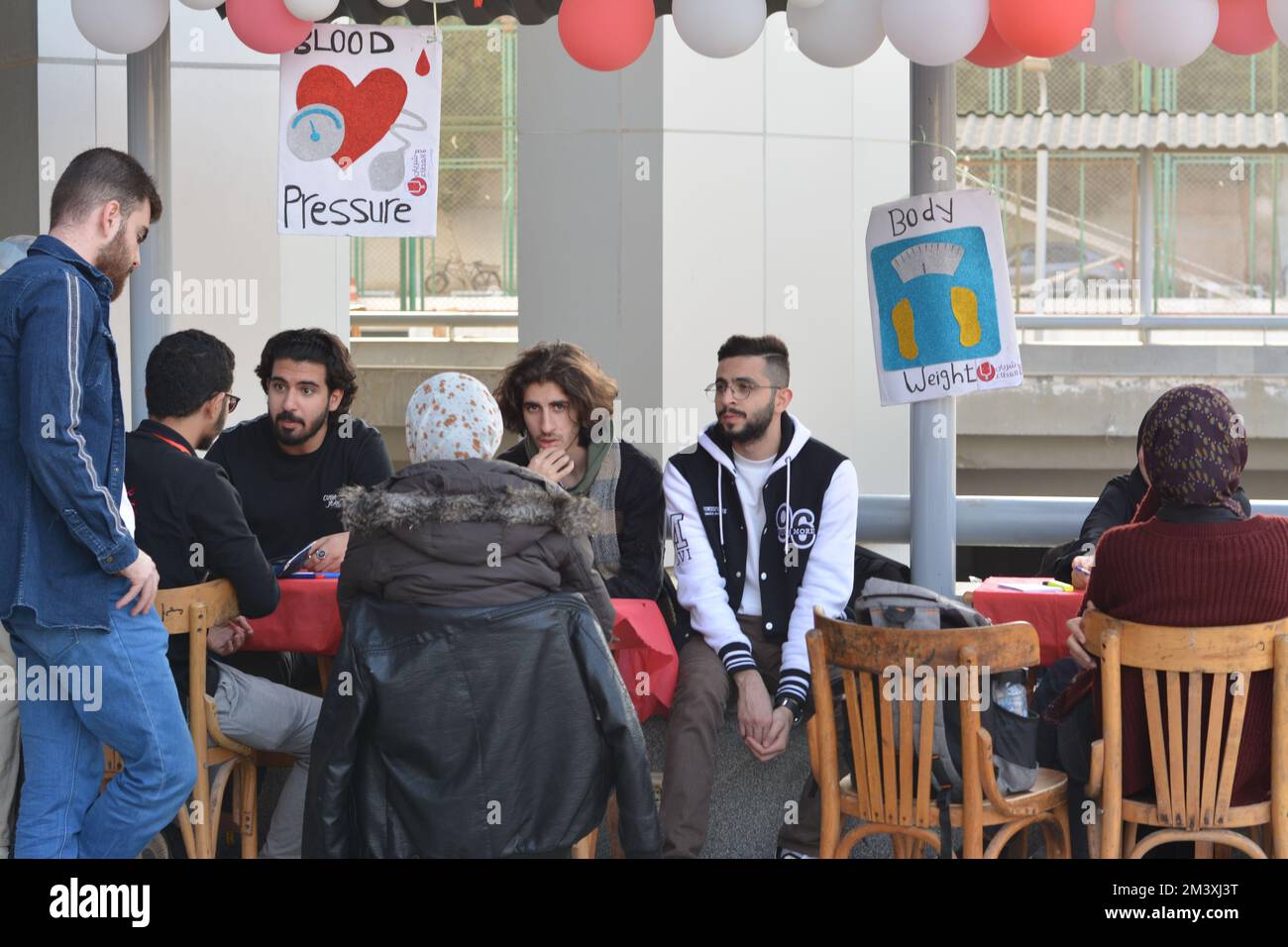 Cairo, Egitto, dicembre 15 2022: Una campagna di donazione di sangue per bambini con talassemia, con stazioni di registrazione, il controllo della pressione sanguigna del donatore Foto Stock