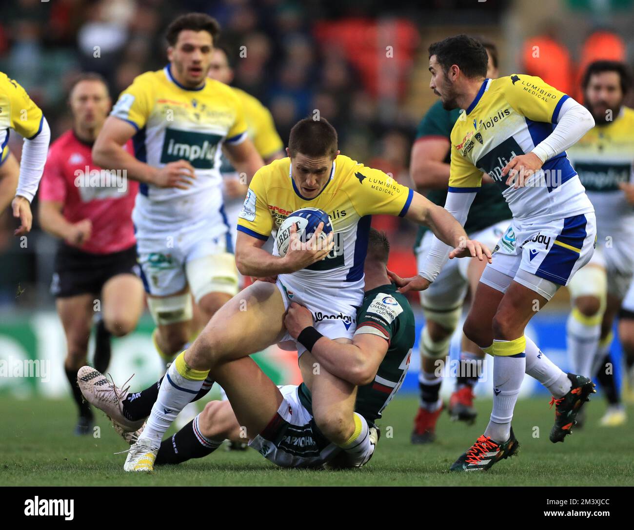 Alex Newsome di Clermont affrontato da Freddie Steward di Leicester