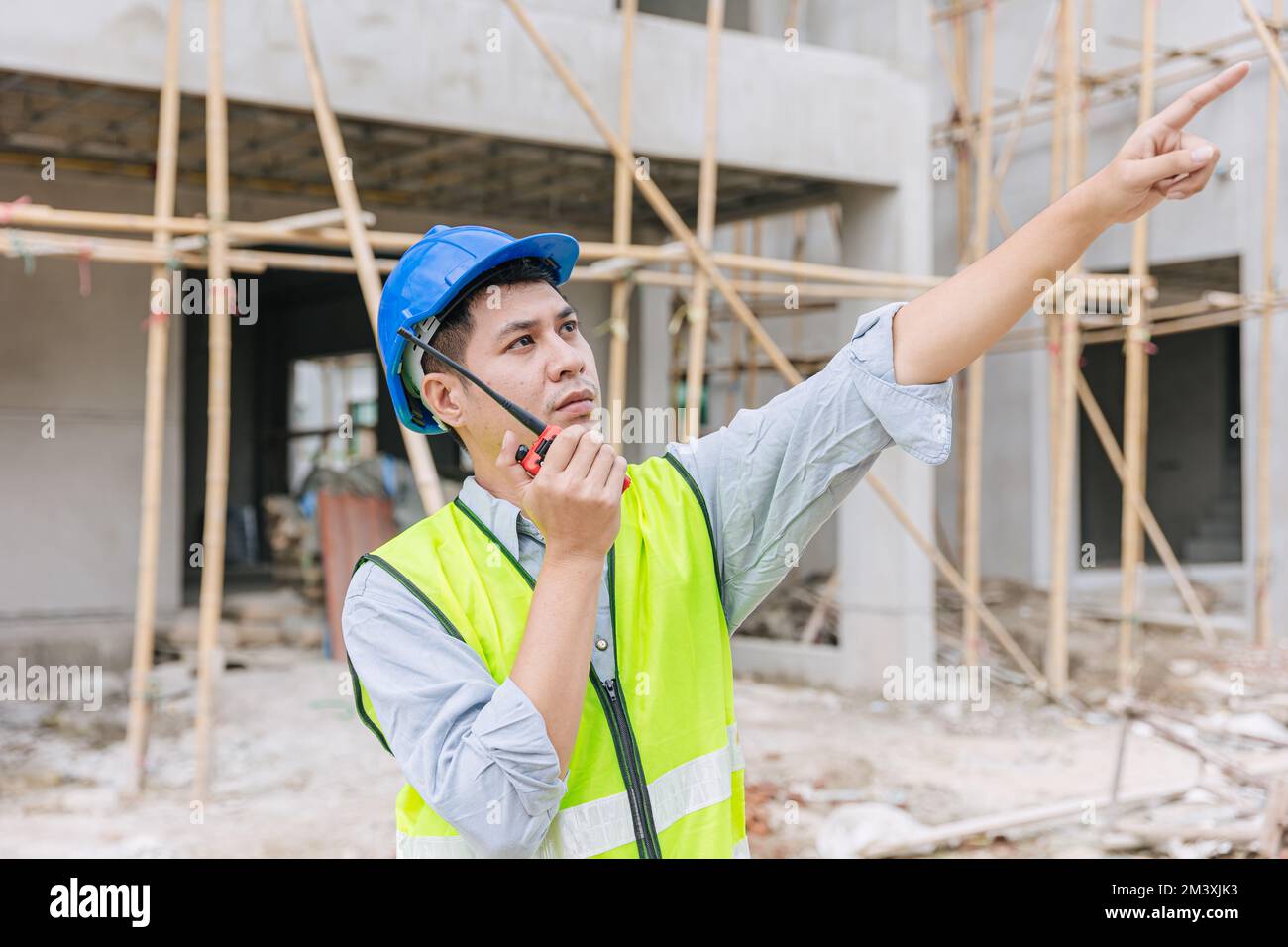 capocantiere ingegnere costruttore lavoratore maschio intende lavorare sodo in cantiere progetto di costruzione a casa Foto Stock