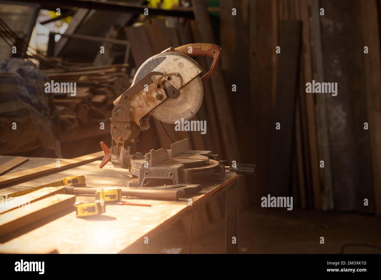 vecchia officina di legno con segatrice posto di lavoro per mobili di fabbrica sfondo interno Foto Stock