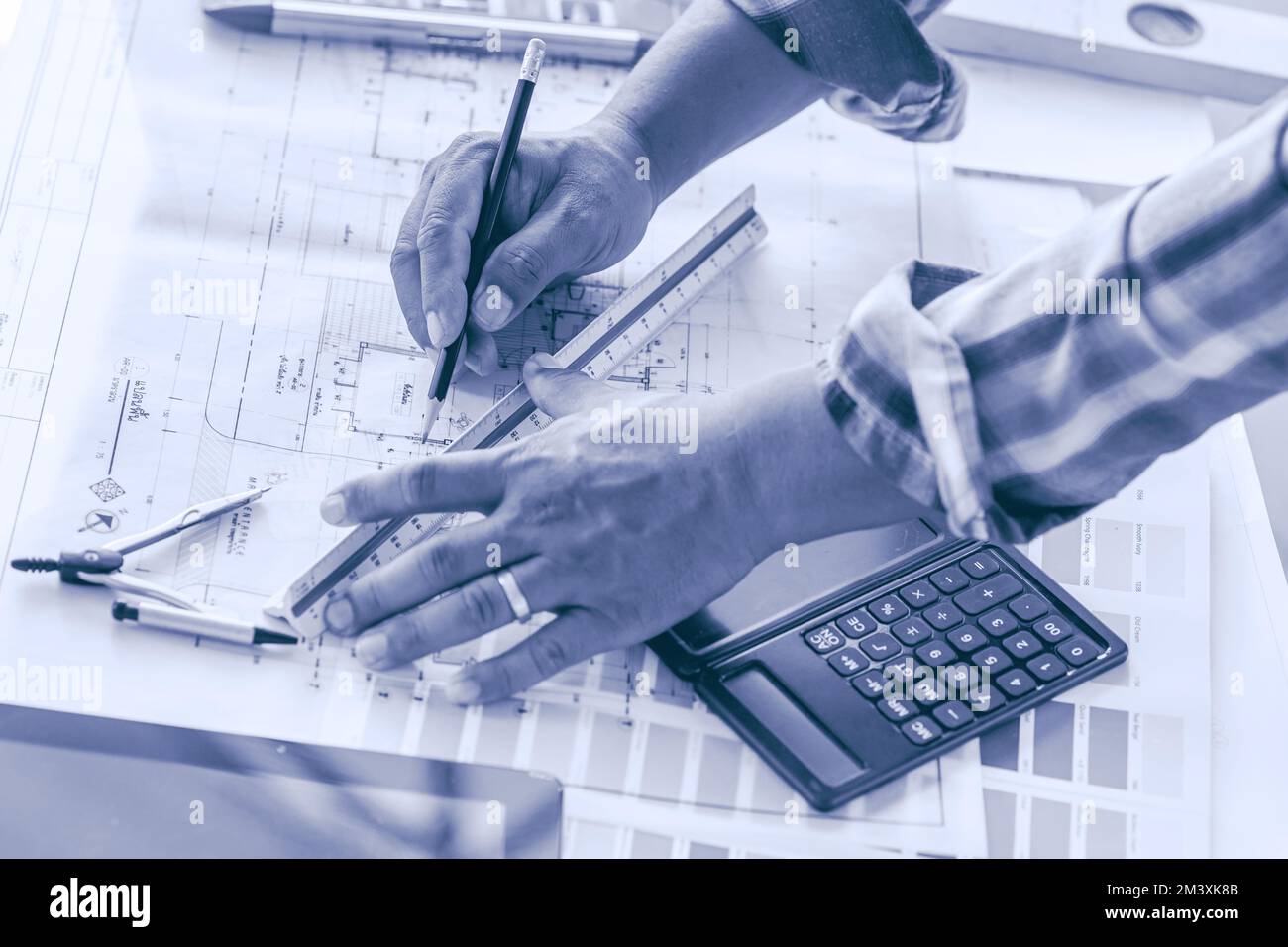 Architetto Home Designer closeup disegno a mano schizzo nuova casa pianta progetto colore blu tono. Foto Stock