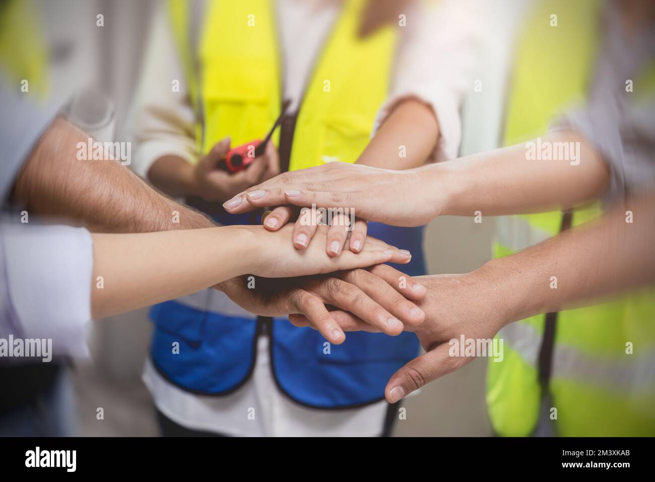 il lavoro di squadra dei lavoratori ingegneri si unisce per creare un team di lavoro solido Foto Stock