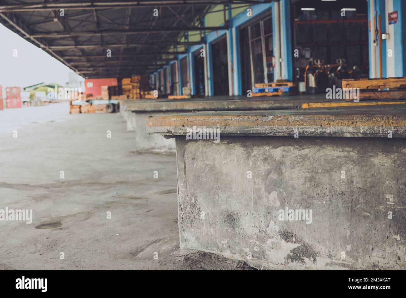 banchine per la spedizione di camion o area di carico presso un grande magazzino Foto Stock