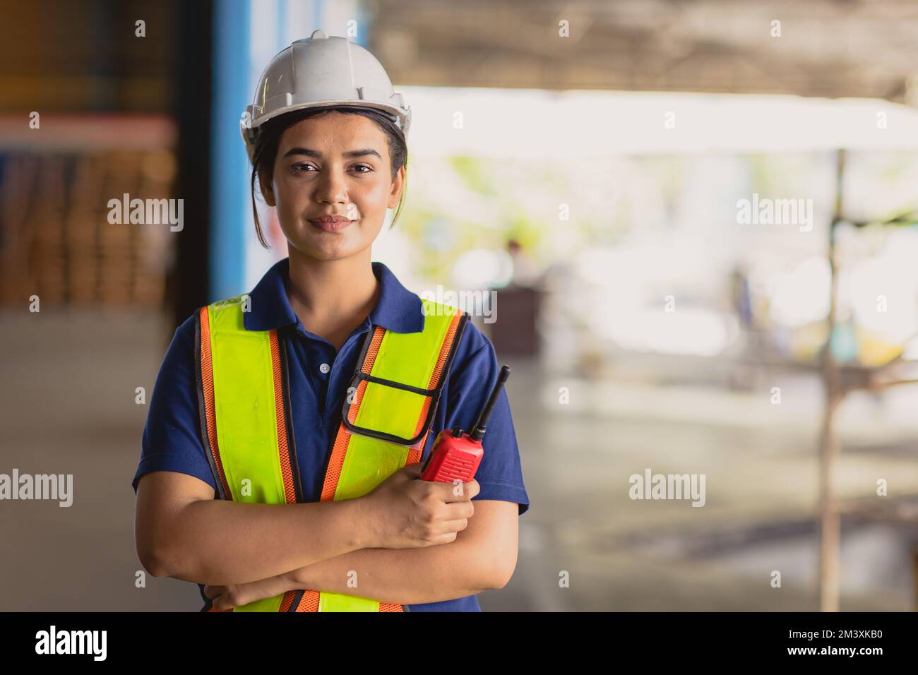 Ritratto donna indiana lavoratore supervisore intelligente sicuro look con tuta di sicurezza ingegnere lavoro in grande fabbrica magazzino industria Foto Stock