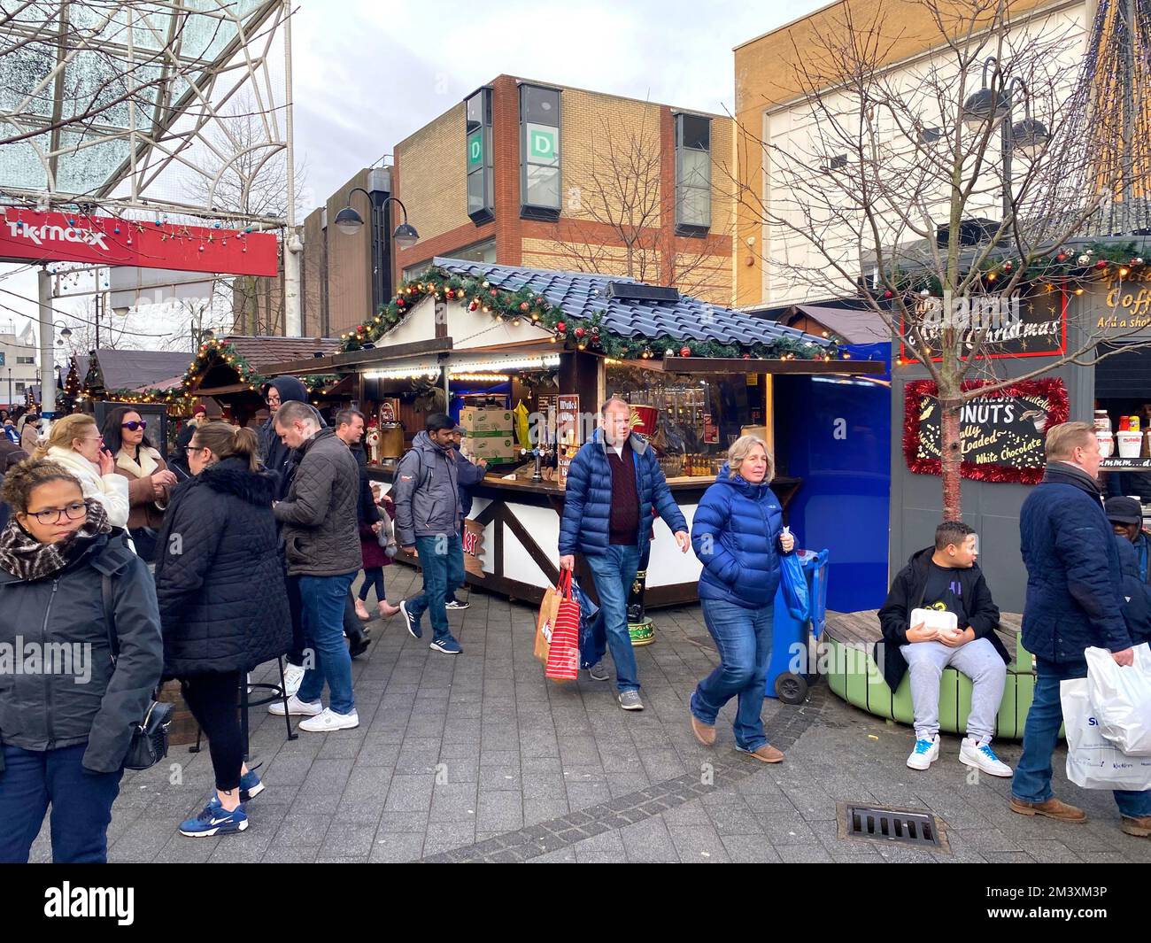 Gli acquirenti amano fare shopping al mercatino di Natale durante il costo della crisi vivente . Quando le fatture, affitto, shopping dell'alimento e fatture di energia colpiscono i livelli più alti e l'inflazione è cielo alto dovuto Banca dell'Inghilterra che aumenta i tassi di interesse dopo che il governo conservatore ha portato il paese esso è ginocchia. Molta gente nel Regno Unito vive da oggi che vive dai prestiti, dalle carte di credito e dagli squali di prestito che trovano i contanti comunque possono appena sopravvivere e provare a godere le feste stagionali di Natale e occuparsi della ricaduta di là che spende in 2023 ... Foto Stock