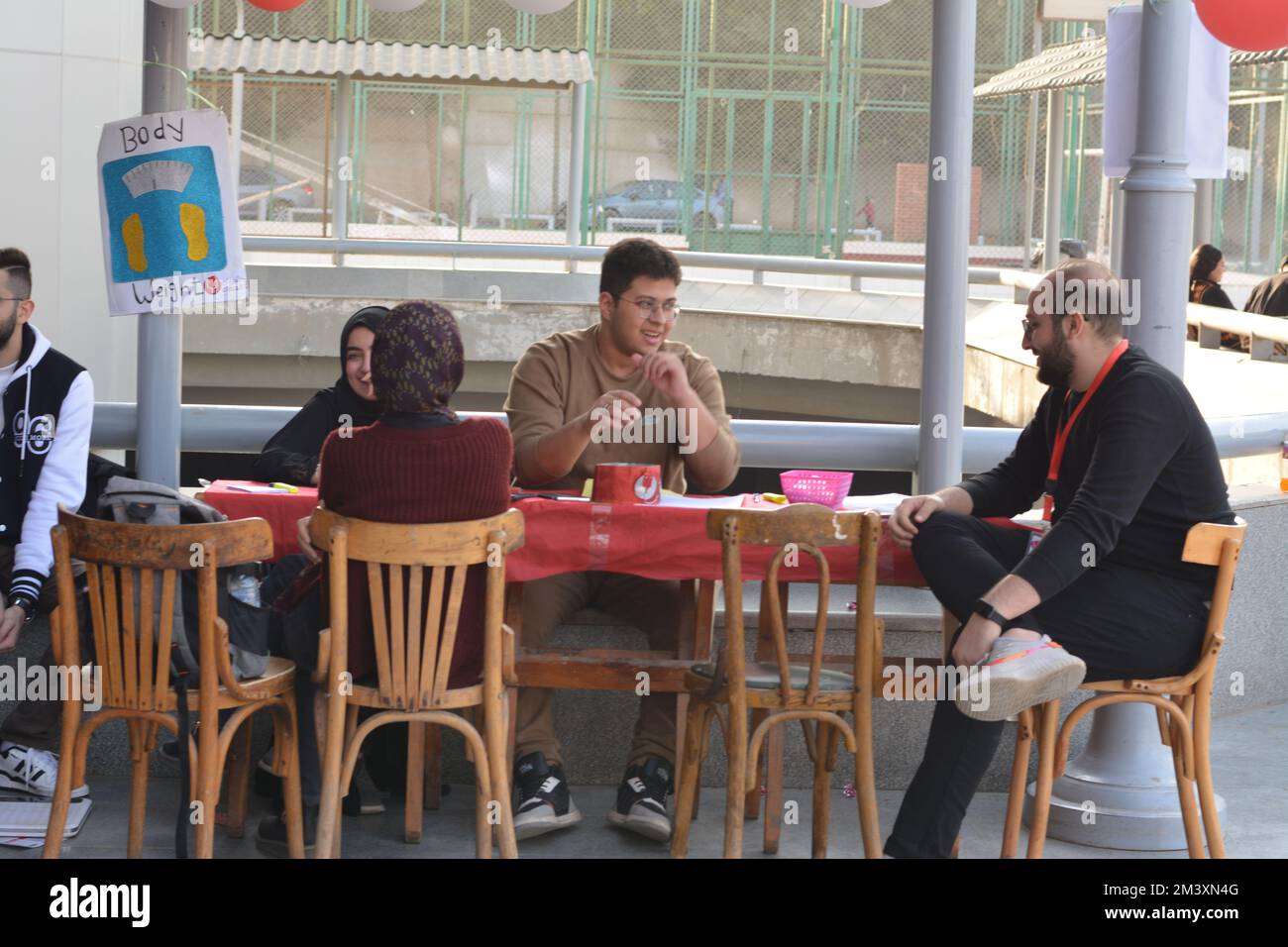 Cairo, Egitto, dicembre 15 2022: Una campagna di donazione di sangue per bambini con talassemia, con stazioni di registrazione, il controllo della pressione sanguigna del donatore Foto Stock