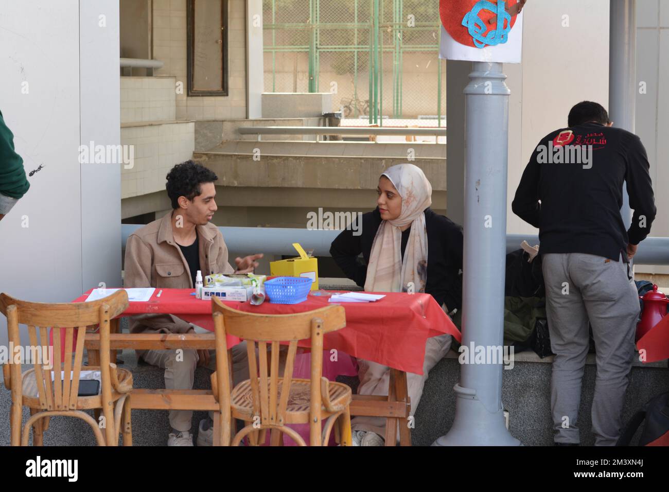 Cairo, Egitto, dicembre 15 2022: Una campagna di donazione di sangue per bambini con talassemia, con stazioni di registrazione, il controllo della pressione sanguigna del donatore Foto Stock