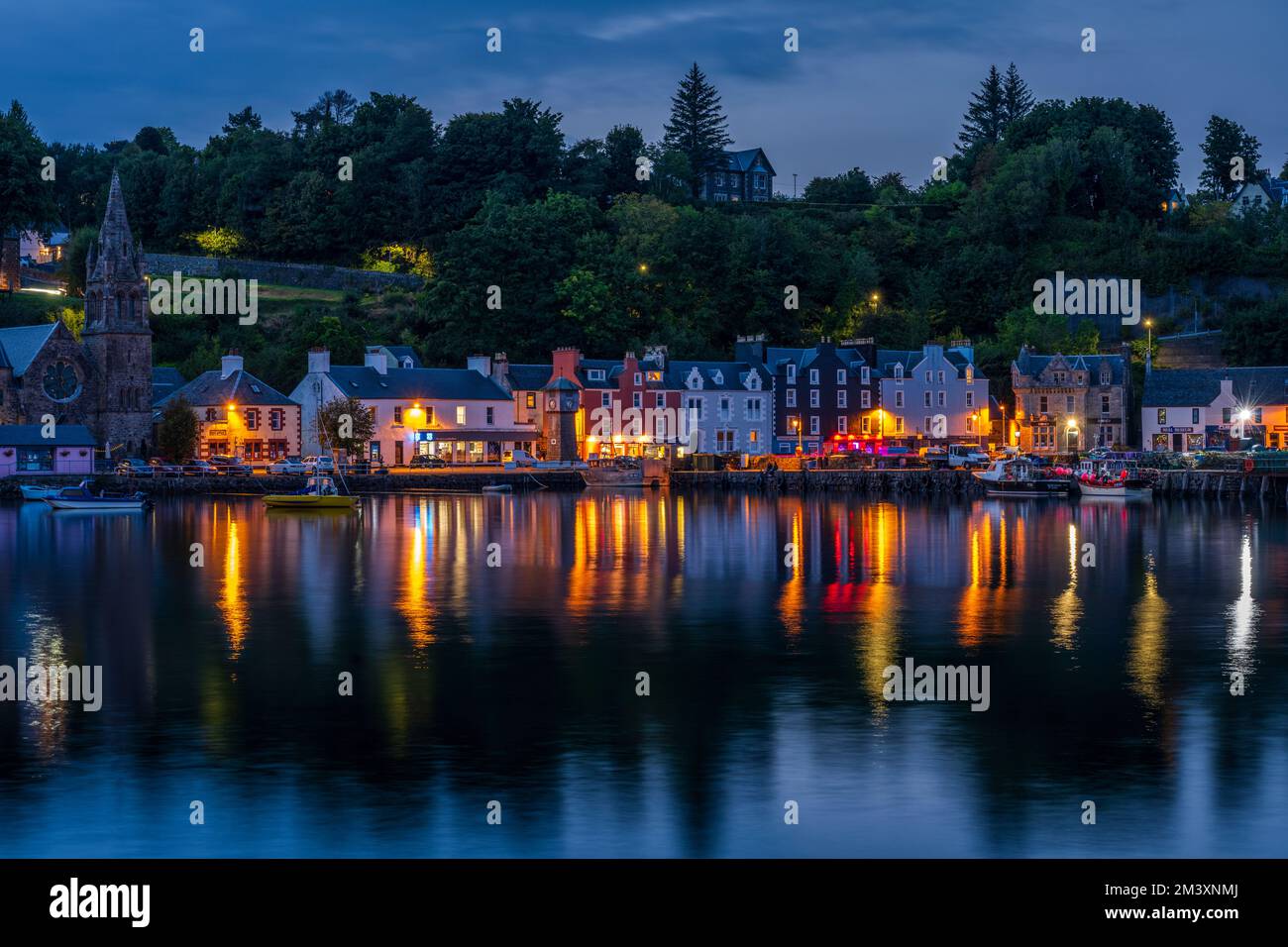 Porto di Tobermory e lungomare al crepuscolo - Tobermory, Isola di Mull, Scozia, Regno Unito Foto Stock