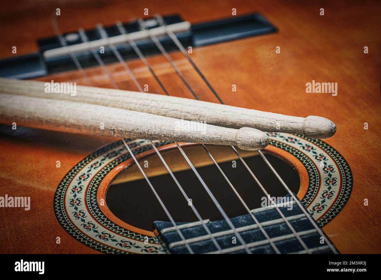 Particolare della chitarra acustica con bastoncini a tamburo Foto Stock