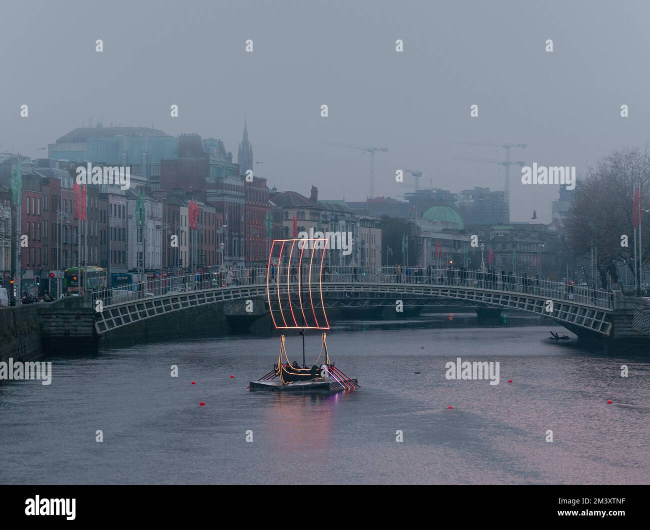 Un centro della città di Dublino misteriosa con le luci invernali della Liffey Viking Boat Foto Stock