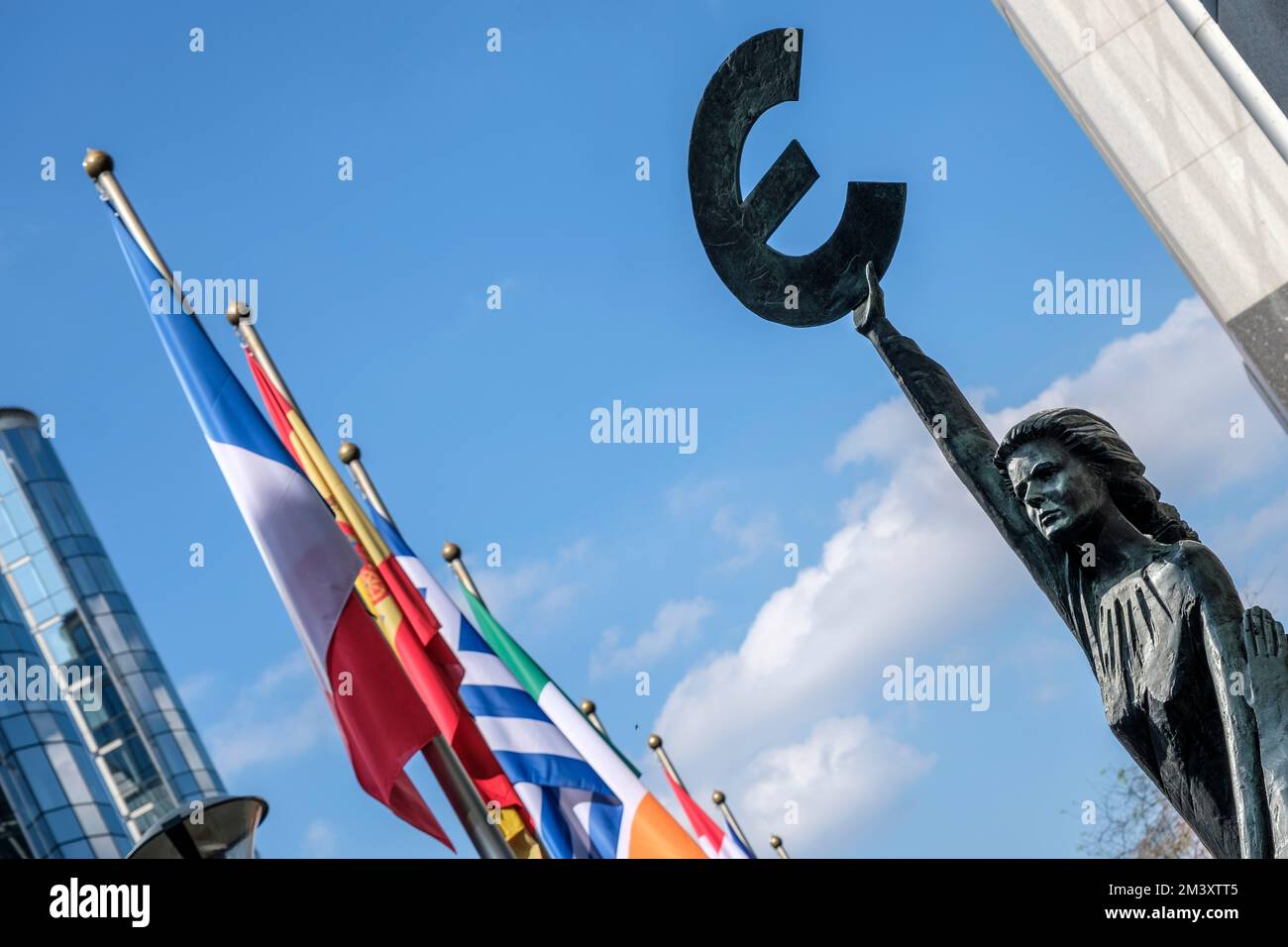 Statue en bronze d'une femme tenant le symeme Euro a bout de bras a cote du parlement europeen | Statua bronzea di una donna che tiene il simbolo dell'euro Foto Stock
