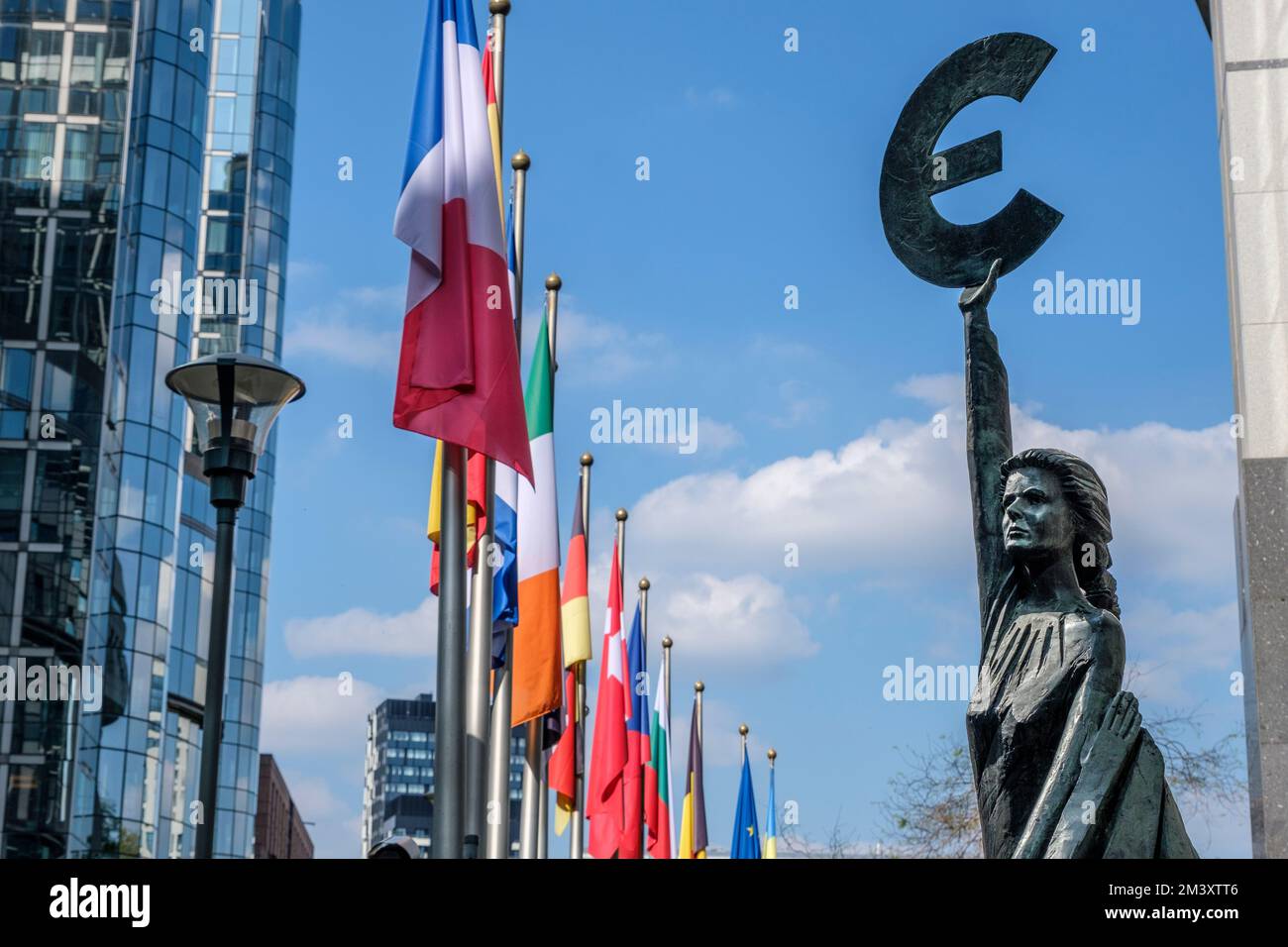 Statue en bronze d'une femme tenant le symeme Euro a bout de bras a cote du parlement europeen | Statua bronzea di una donna che tiene il simbolo dell'euro Foto Stock