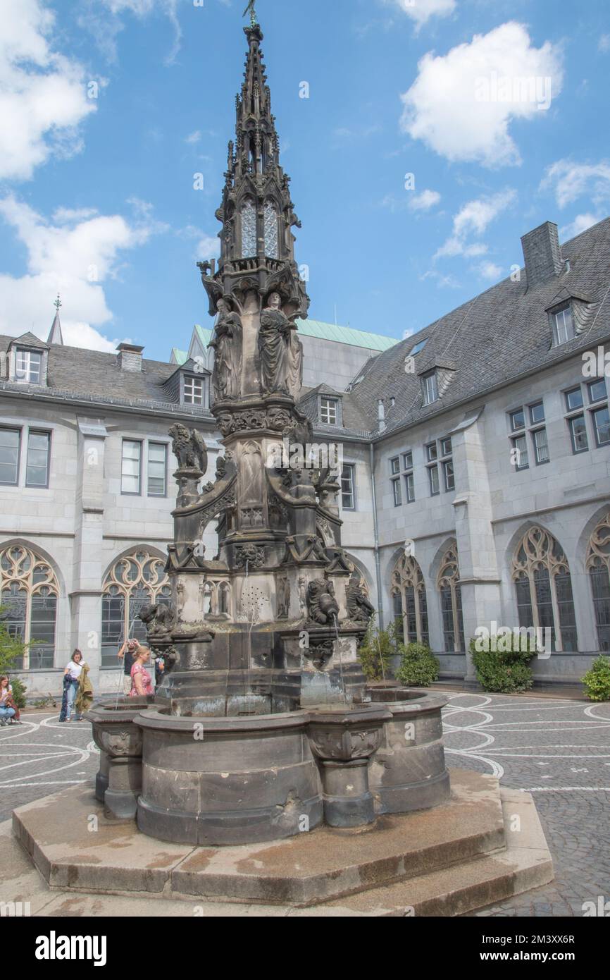 Aquisgrana Settembre 2022: La Fontana del Paradiso nel cortile interno della Domsingschule Foto Stock