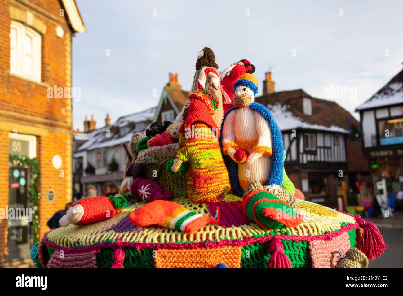 Scena natalizia a maglia sulla parte superiore di una cassetta postale, tenterden, kent, uk Foto Stock
