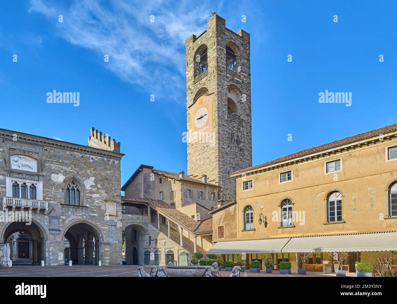 Bergamo, Italia , la torre Campanone e il palazzo della ragione nella Piazza Vecchia Foto Stock