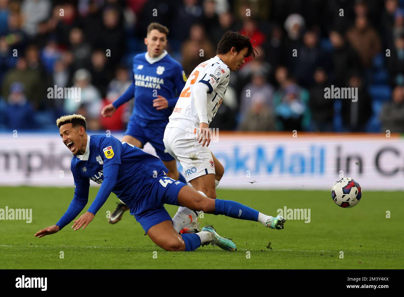 Cardiff, Regno Unito. 17th Dec, 2022. Callum Robinson della città di Cardiff è imbrattato da Kenny Dougall di Blackpool. Partita del campionato EFL Skybet, Cardiff City contro Blackpool al Cardiff City Stadium di Cardiff, Galles, sabato 17th dicembre 2022. Questa immagine può essere utilizzata solo per scopi editoriali. Solo per uso editoriale, licenza richiesta per uso commerciale. Non è utilizzabile nelle scommesse, nei giochi o nelle pubblicazioni di un singolo club/campionato/giocatore. pic di Andrew Orchard/Andrew Orchard sports photography/Alamy Live news Credit: Andrew Orchard sports photography/Alamy Live News Foto Stock