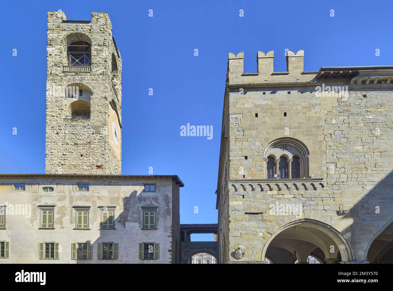 Italia, Bergamo, la torre campanone e il Palazzo della ragione visto dalla piazza del Duomo Foto Stock