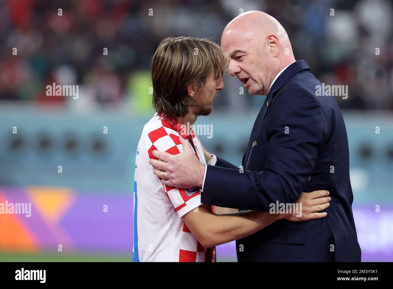 DOHA, QATAR - 17 DICEMBRE: Gianni Infantino, presidente della FIFA, consegna la medaglia di bronzo a Luka Modric della Croazia sul podio dopo la Coppa del mondo FIFA Qatar 2022 3rd° posto tra Croazia e Marocco allo Stadio Internazionale di Khalifa il 17 dicembre 2022 a Doha, Qatar. Photo:Goran Stanzl/PIXSELL Credit: Pixsell/Alamy Live News Foto Stock