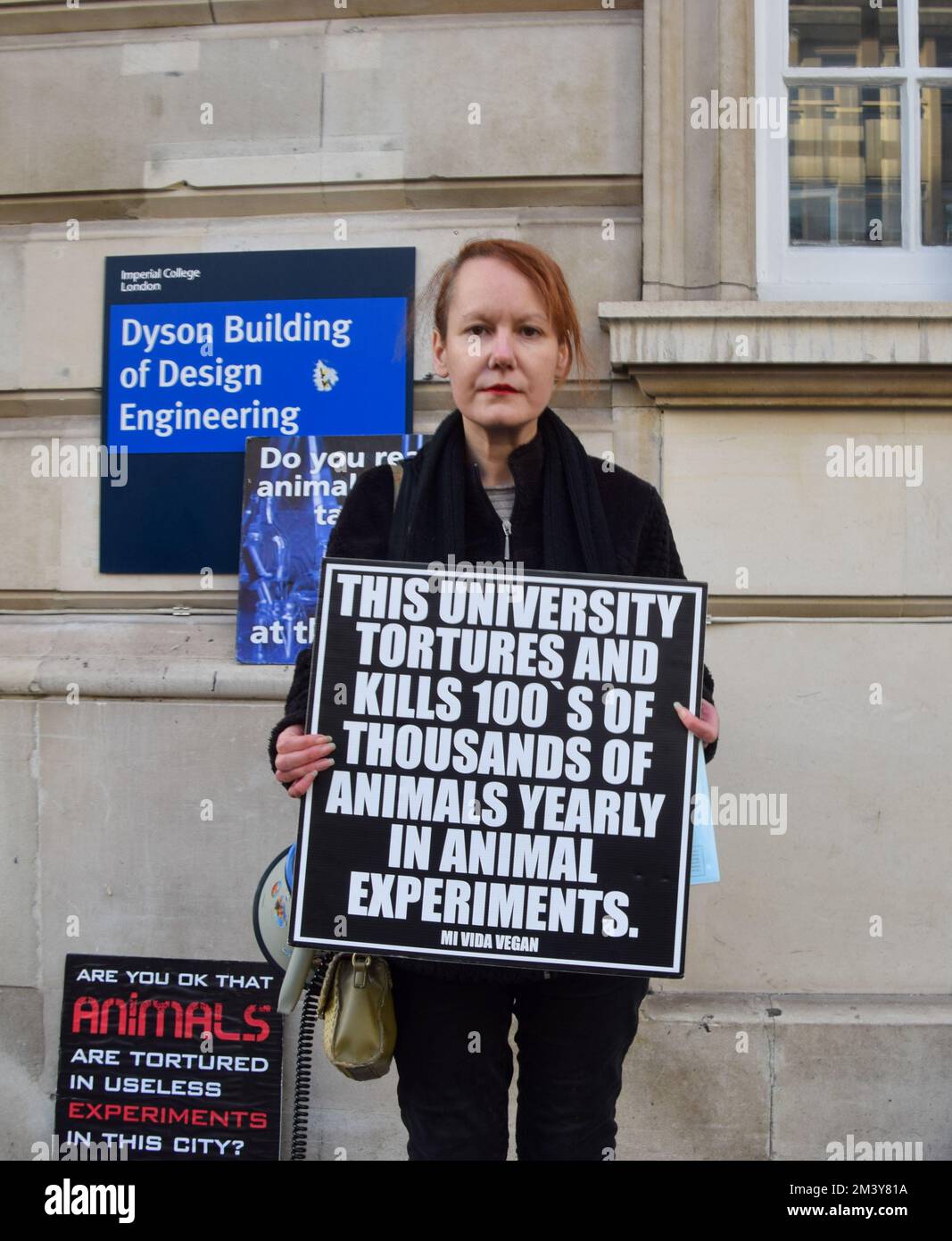 Londra, Regno Unito. 17th Dec, 2022. Un protettore ha un cartello che afferma che l'università "tortura e uccide centinaia di migliaia di animali ogni anno in esperimenti sugli animali”, durante la manifestazione. Gli attivisti per i diritti degli animali si sono riuniti fuori dall'Imperial College di Londra per protestare contro gli esperimenti sugli animali all'università. Credit: SOPA Images Limited/Alamy Live News Foto Stock