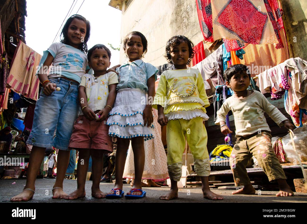Bambini che giocano per le strade Foto Stock
