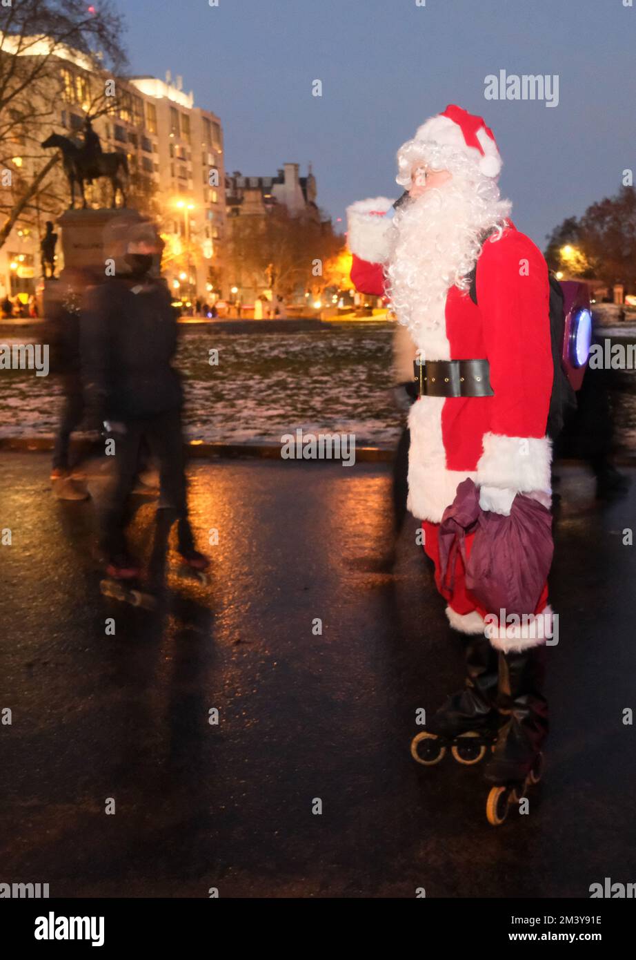 Hyde Park Corner, Londra, Regno Unito. 17th Dec 2022. 100s pattinatori a Londra partecipano a SantaSkate 2022, vestito come Santas, Elves e Renne. Credit: Matthew Chattle/Alamy Live News Foto Stock