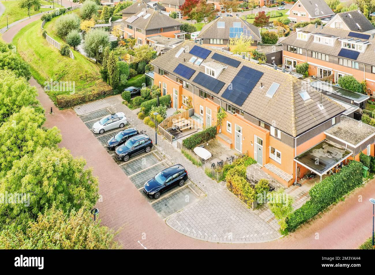 case con pannelli solari sul tetto e alcune auto parcheggiate nel vialetto, vista aerea dall'alto foto stock Foto Stock