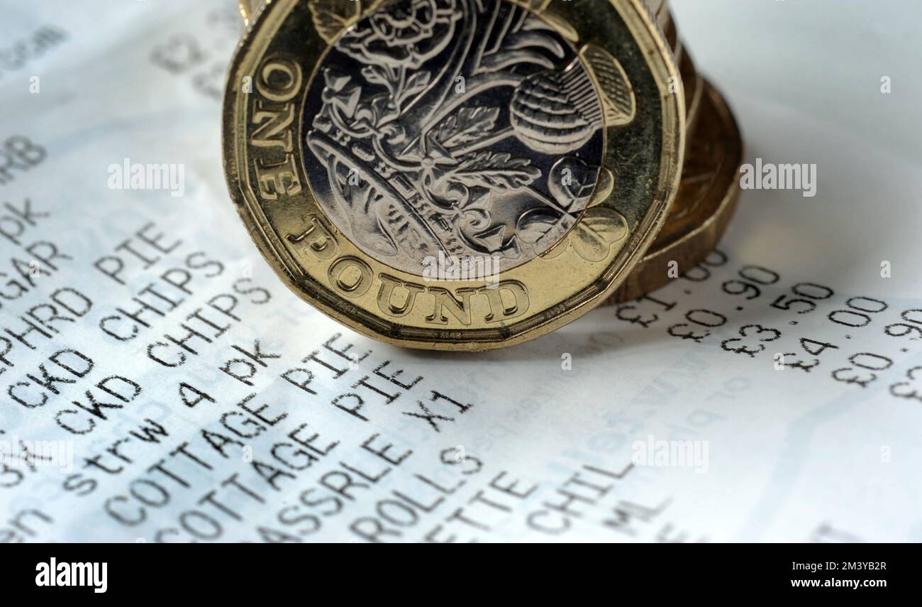 CIBO SHOPPING RICEVUTA CON UNA LIBBRA DI MONETE RE COSTO DI VITA CRISI PREZZI IN AUMENTO INFLAZIONE BILANCI FAMILIARI ECC UK Foto Stock