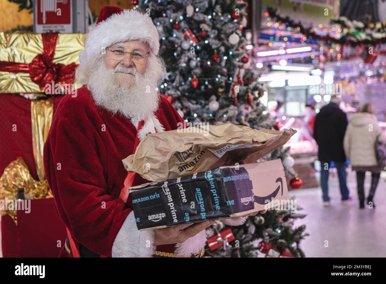 Babbo Natale in possesso di regali di Natale ordinati da Amazon. Milano Italia - Dicembre 2022 Foto Stock