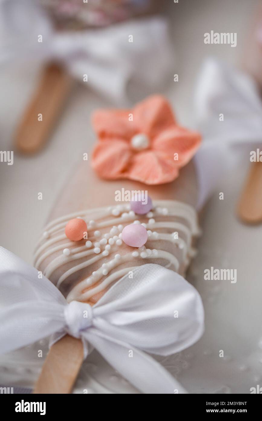 Una vista in primo piano di un dessert a forma di gelato decorato per una celebrazione di nozze Foto Stock