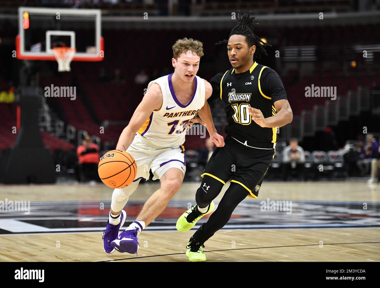 Chicago, Illinois, Stati Uniti. 17th Dec, 2022. La guardia delle Pantere dell'Iowa Settentrionale Bowen Born (13) si dirige verso il basket durante la partita di basket NCAA tra North Carolina state e Vanderbilt allo United Center di Chicago, Illinois. Dean Reid/CSM/Alamy Live News Foto Stock