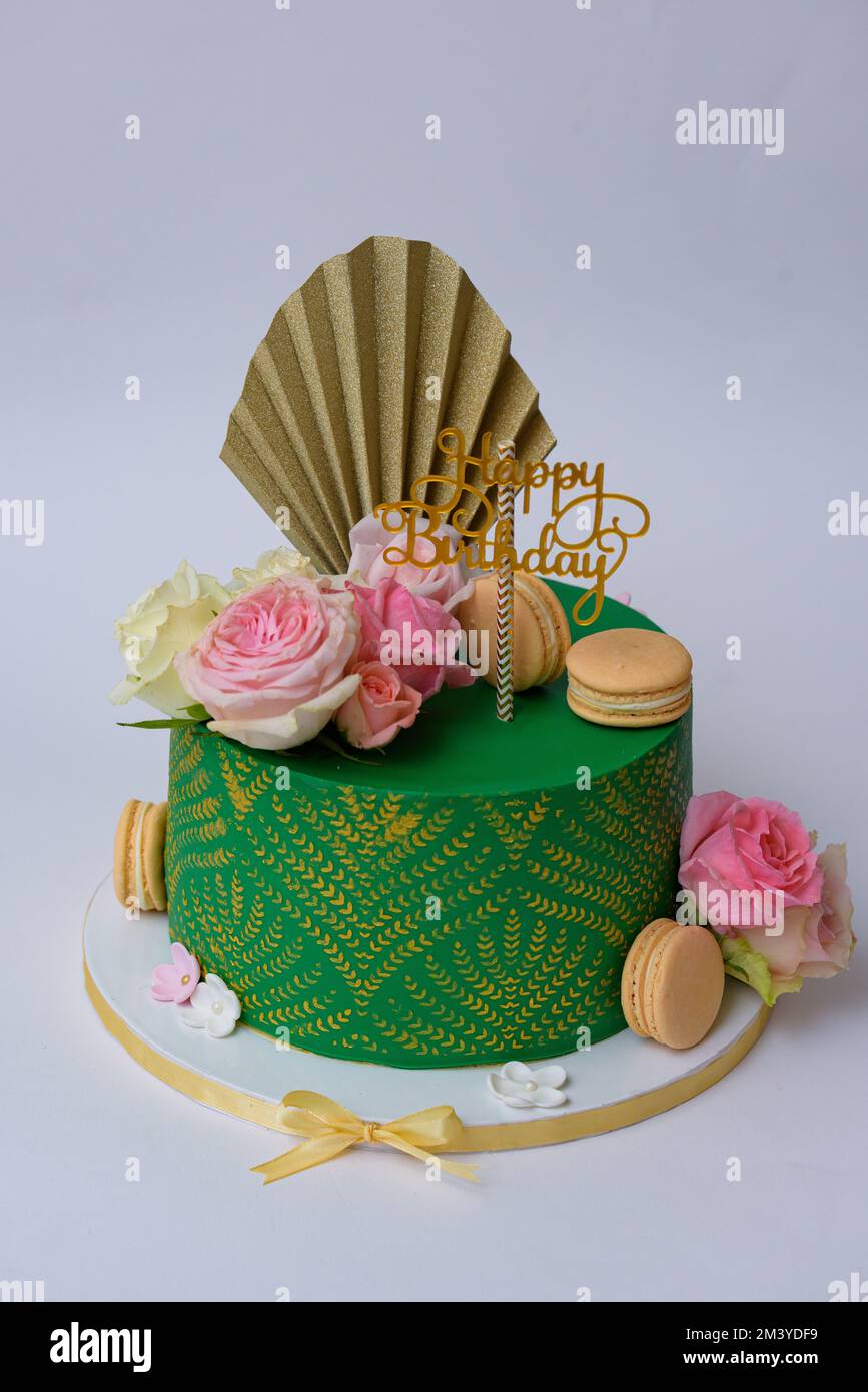 Una torta di compleanno decorata splendidamente in colore verde Foto Stock