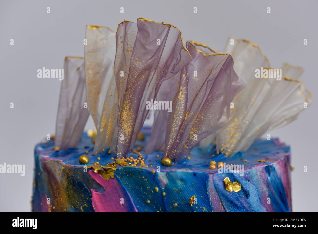 Una vista in primo piano della parte superiore della torta decorata in modo colorato Foto Stock
