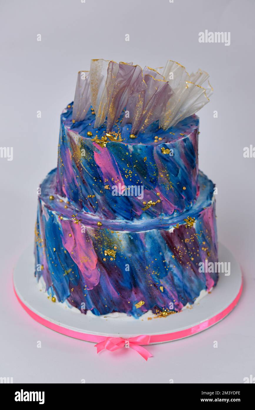 Una bella torta nuziale colorata Foto Stock
