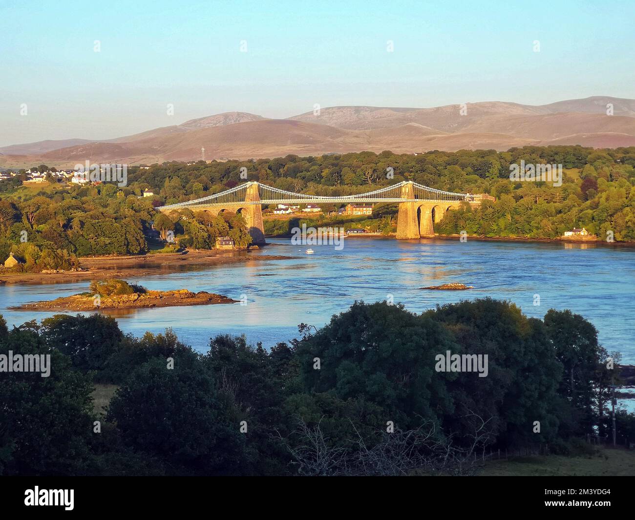 Il ponte Menai tra l'isola di Anglesey e la contea di Gwynedd, Galles nord-occidentale Foto Stock